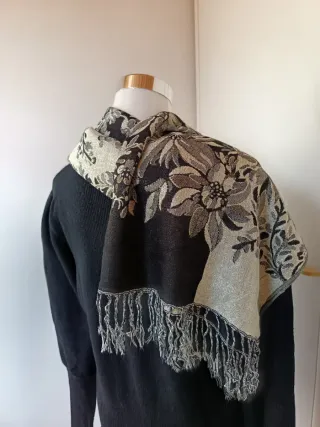 Foulard coprispalle nero e panna con fili oro