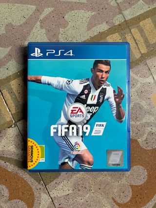 PlayStation 4 + 2 Mandos + FIFA 19 + F1 Manager 22