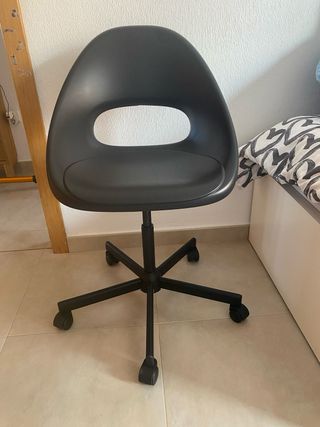 2 Sillas de escritorio con ruedas IKEA. (50€)
