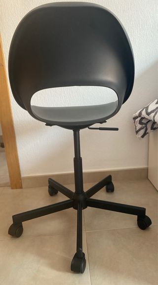2 Sillas de escritorio con ruedas IKEA. (50€)