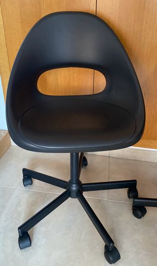 2 Sillas de escritorio con ruedas IKEA. (50€)