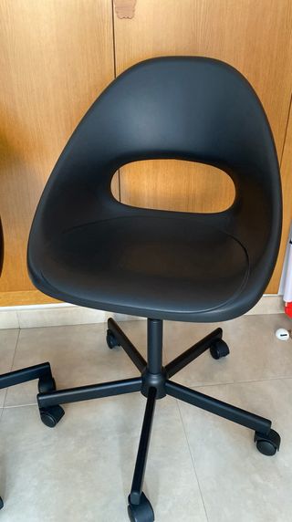 2 Sillas de escritorio con ruedas IKEA. (50€)