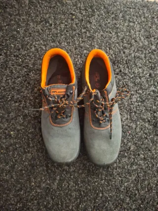 Zapatos de seguridad grises y naranjas