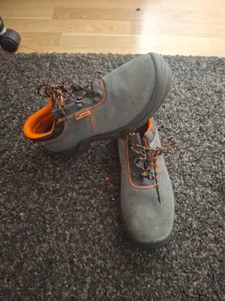 Zapatos de seguridad grises y naranjas