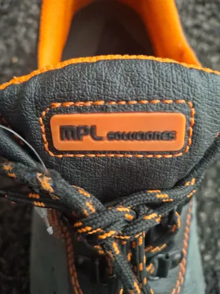 Zapatos de seguridad grises y naranjas