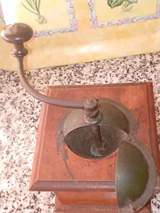 Molinillo de café antiguo de madera Dalton.