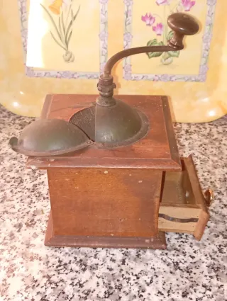 Molinillo de café antiguo de madera Dalton.