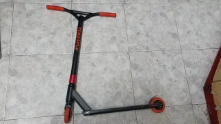 Patinete infantil negro y rojo