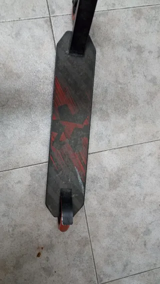 Patinete infantil negro y rojo