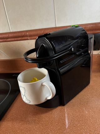 Cafetera Nespresso Negra DēLonghi