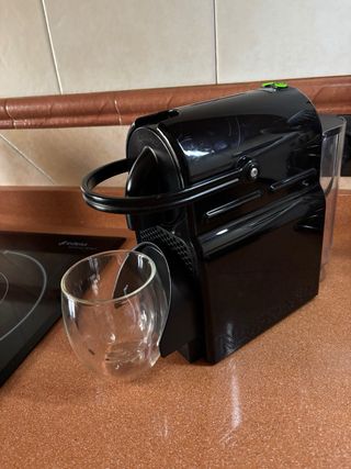 Cafetera Nespresso Negra DēLonghi