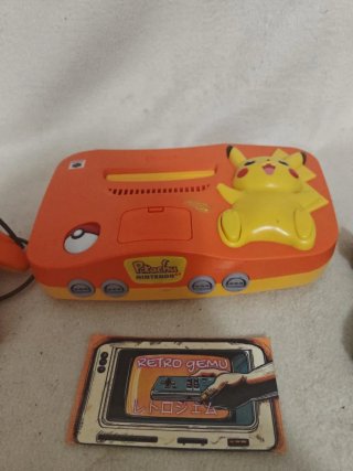 Nintendo 64 Pikachu Edizione Arancione, esclusiva.