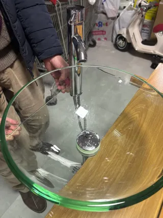 Lavabo de cristal con estructura y desagüe