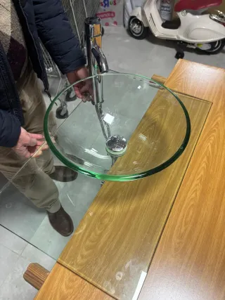 Lavabo de cristal con estructura y desagüe