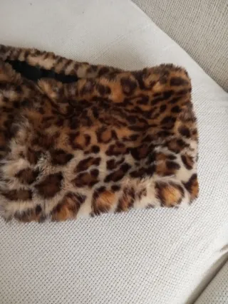Cuello de pelo sintético estampado