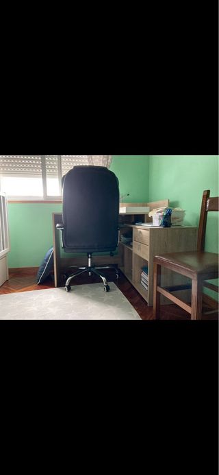 Escritorio de madera color beige y marrón