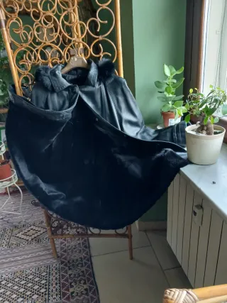 Cappotto donna in pelle nera con cappuccio e pelli