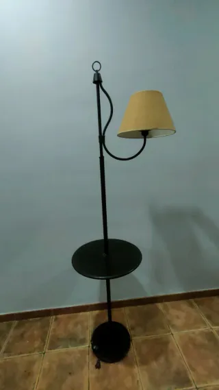 Lámpara de pie forja con mesa auxiliar