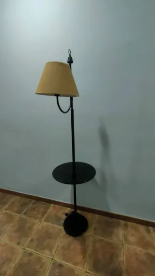 Lámpara de pie forja con mesa auxiliar