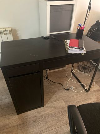 Scrivania e sedia da ufficio