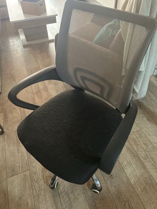 Scrivania e sedia da ufficio