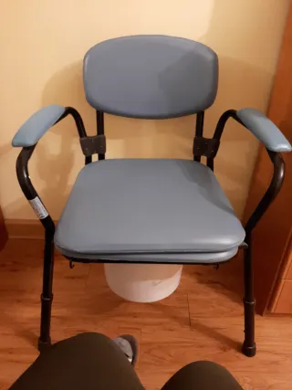 Silla geriatrica adactable a la altua