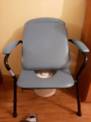 Silla geriatrica adactable a la altua