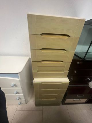 Mesitas de noche de madera y plástico