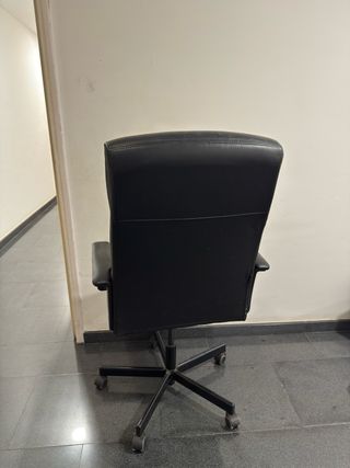 Silla de oficina IKEA negra desgastada