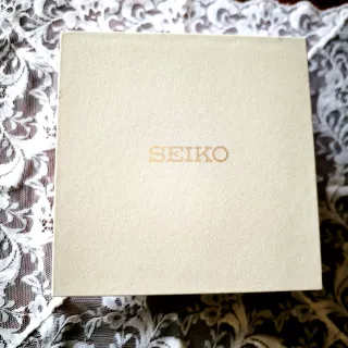 Reloj Seiko plateado en estuche original