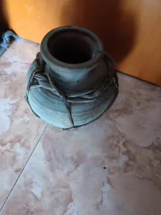 Jarrón de cerámica rústico con cuerda