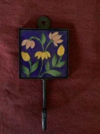 Colgador con gancho y azulejo decorado