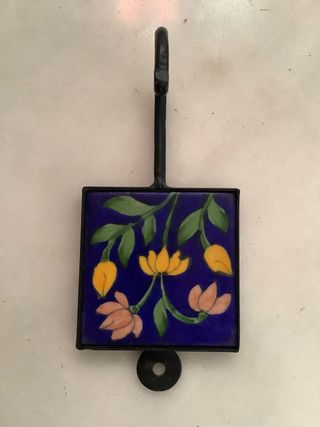 Colgador con gancho y azulejo decorado