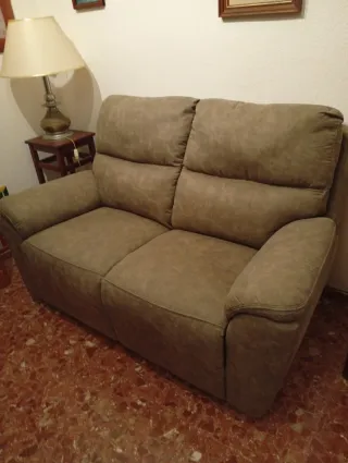 Mesa de comedor y sillas de madera