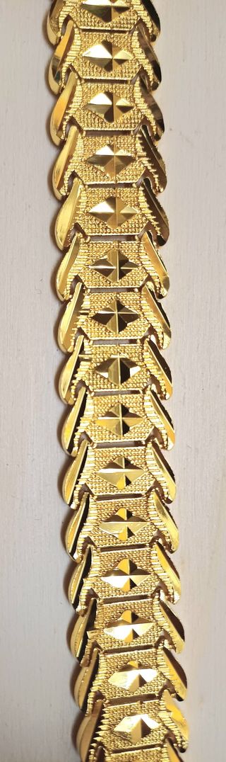 Pulsera eslabones dorados grabado geométrico