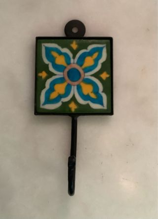 Colgador de pared con gancho y azulejo