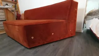 Sofá modular naranja de terciopelo