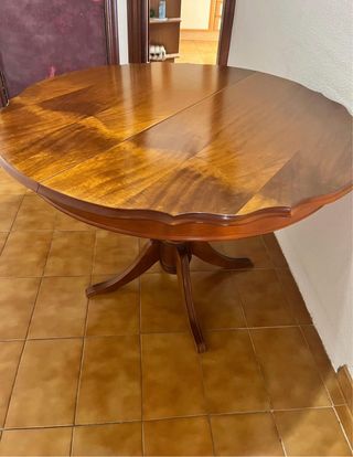 Mesa redonda de madera clásica