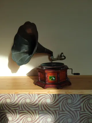 Gramófono antiguo de madera