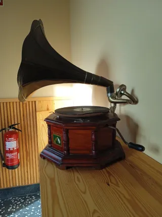 Gramófono antiguo de madera