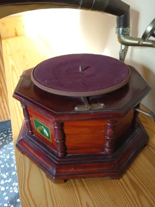 Gramófono antiguo de madera