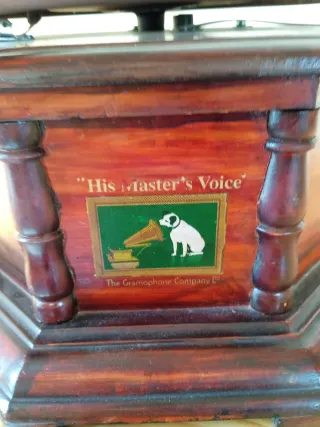 Gramófono antiguo de madera