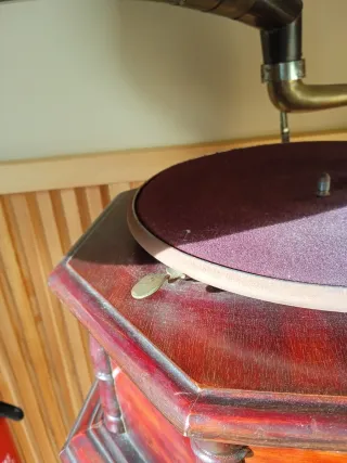 Gramófono antiguo de madera