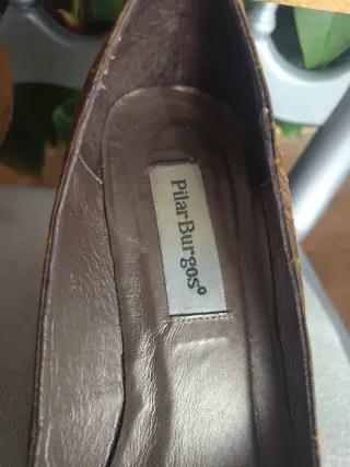 Zapatos de tacón Pilar Burgos dorados