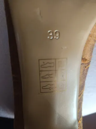 Zapatos de tacón Pilar Burgos dorados