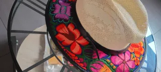 Sombrero de paja bordado multicolor