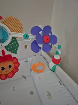 Gimnasio cambiador bebé con juguetes