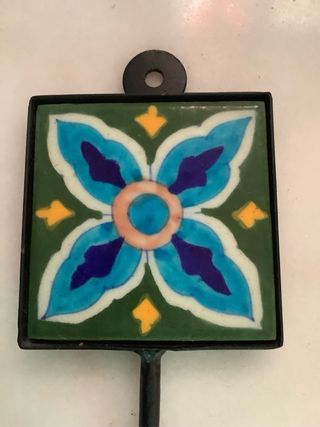 Colgador con azulejo decorativo