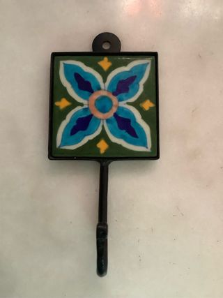 Colgador con azulejo decorativo