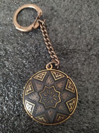 Llavero antiguo damasquinado